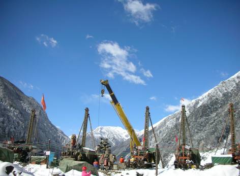 壩基防滲墻施工區(qū)在冰雪中堅持進(jìn)行